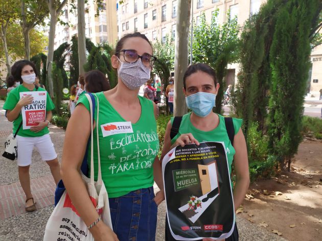 Esperanza Martínez, portavoz del sindicato STERM, junto a una compañera Esperanza Martínez, portavoz del sindicato STERM, junto a una compañera