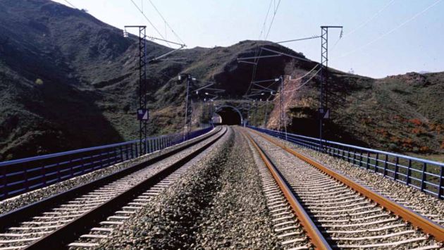 Desde la Base de Mantenimiento del AVE en Gabaldón “se controlan los tramos de AVE hasta Minglanilla, en la línea a Valencia, y hasta Bonete, en la de Albacete. Desde la Base de Mantenimiento del AVE en Gabaldón “se controlan los tramos de AVE hasta Minglanilla, en la línea a Valencia, y hasta Bonete, en la de Albacete.