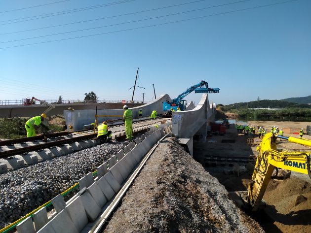 Operaris d'Adif treballant en el nou pont ferroviari Operaris d'Adif treballant en el nou pont ferroviari