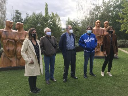 Los autores de la exposición, la concejala de Cultura y la responsable del Museo Fábrica de Luz Los autores de la exposición, la concejala de Cultura y la responsable del Museo Fábrica de Luz
