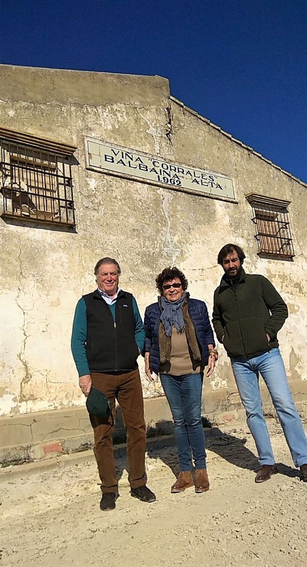 Carlos del Río, Paz Ivison y Carlos del Río Jr, en Viña Corrales en diciembre de 2018 Carlos del Río, Paz Ivison y Carlos del Río Jr, en Viña Corrales en diciembre de 2018
