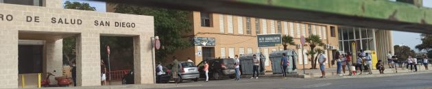 Cola en el centro de salud de San Diego (Lorca) para someterse a una prueba PCR Cola en el centro de salud de San Diego (Lorca) para someterse a una prueba PCR