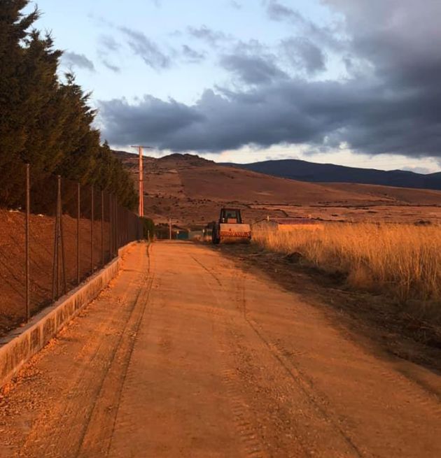 Camino viejo de Sonsoto paralelo a la planta embotelladora de Bezoya Camino viejo de Sonsoto paralelo a la planta embotelladora de Bezoya