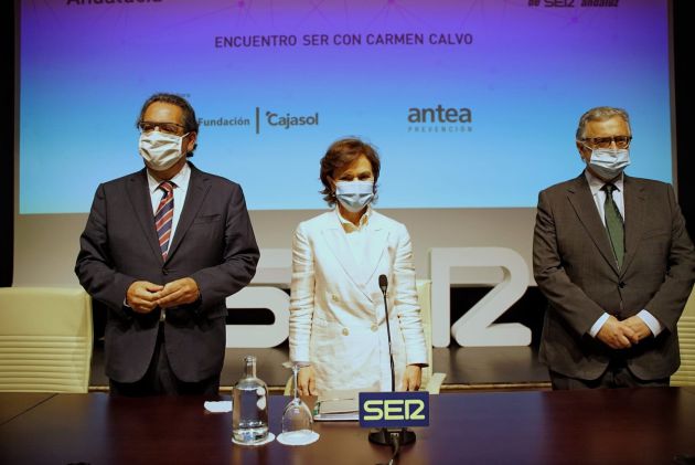 La vicepresidenta primera del Gobierno, Carmen Calvo, junto al presidente de la Fundación Cajasol, Antonio Pulido y el director de la Cadena SER Andalucía, Antonio Yélamo. La vicepresidenta primera del Gobierno, Carmen Calvo, junto al presidente de la Fundación Cajasol, Antonio Pulido y el director de la Cadena SER Andalucía, Antonio Yélamo.
