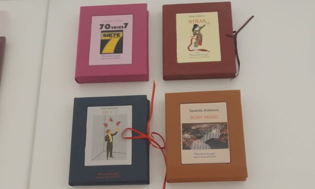 La exposición muestra 40 libros de Segundo Santos. La exposición muestra 40 libros de Segundo Santos.
