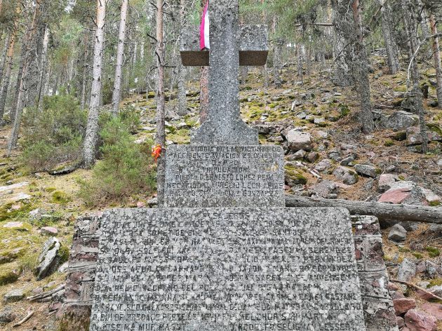 Monumento en recuerdo a los fallecidos en el accidente de aviación. Monumento en recuerdo a los fallecidos en el accidente de aviación.