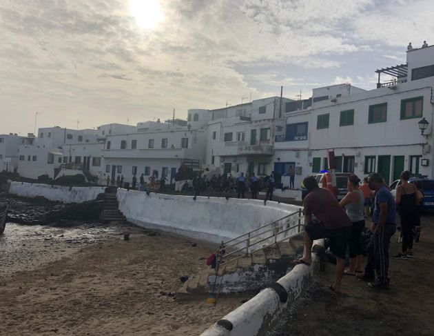Los migrantes ya en tierra, junto a efectivos de la Policía Local de Teguise y Guardia Civil. Los migrantes ya en tierra, junto a efectivos de la Policía Local de Teguise y Guardia Civil.