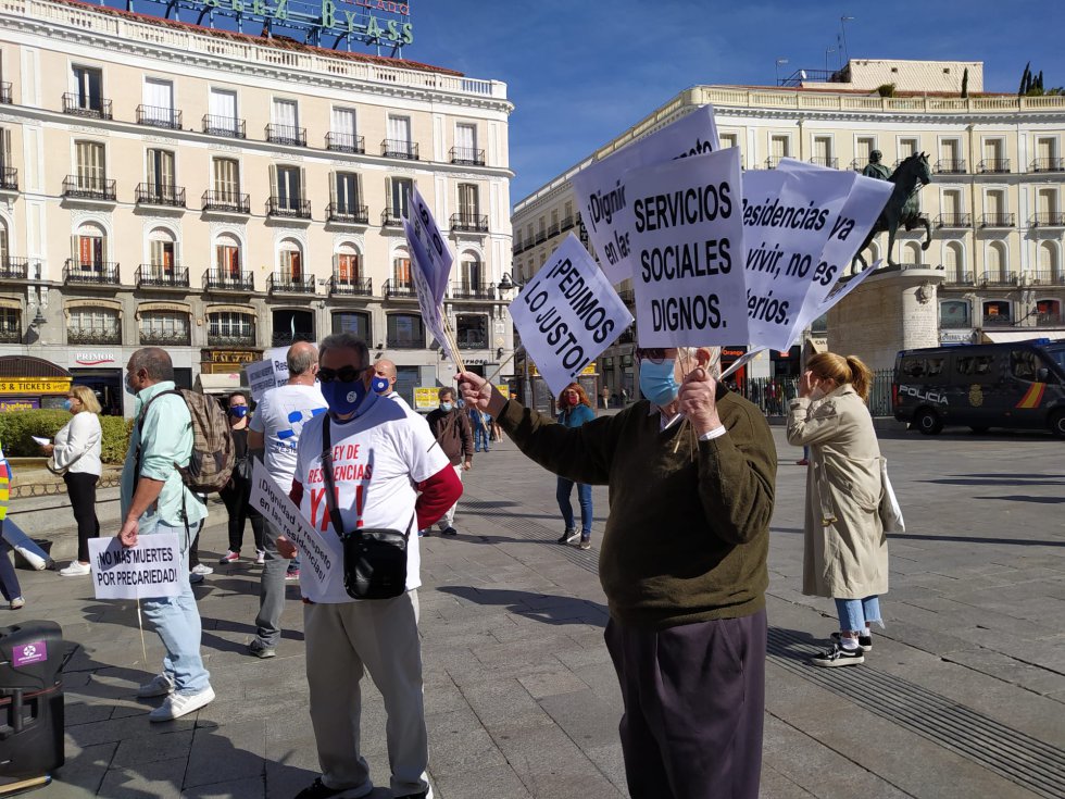 "Menos banderas y más enfermeras", "No son muertes, son asesinatos" o "Menos discursos y más recursos", entre los cánticos más repetidos "Menos banderas y más enfermeras", "No son muertes, son asesinatos" o "Menos discursos y más recursos", entre los cánticos más repetidos