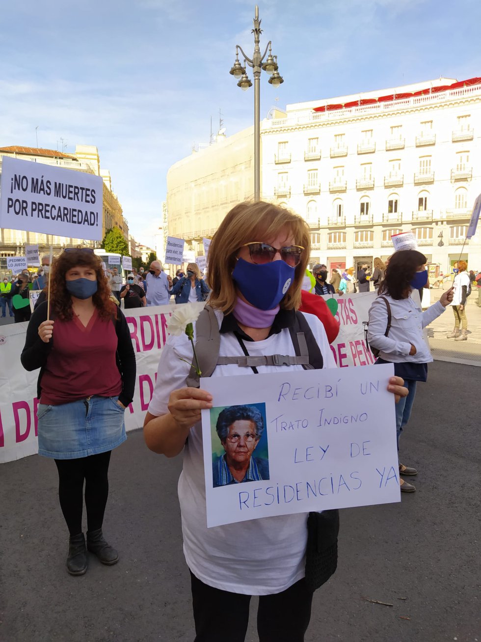 Algunos de los manifestantes han denunciado las situaciones de precariedad que han vivido sus familiares en distintos centros de mayores Algunos de los manifestantes han denunciado las situaciones de precariedad que han vivido sus familiares en distintos centros de mayores