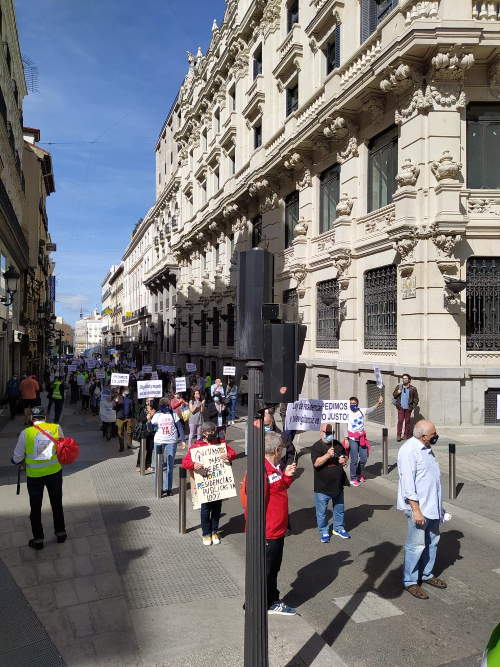La manifestación, que ha llegado hasta el Ministerio de Sanidad, ha intentado mantener las distancias de seguridad La manifestación, que ha llegado hasta el Ministerio de Sanidad, ha intentado mantener las distancias de seguridad