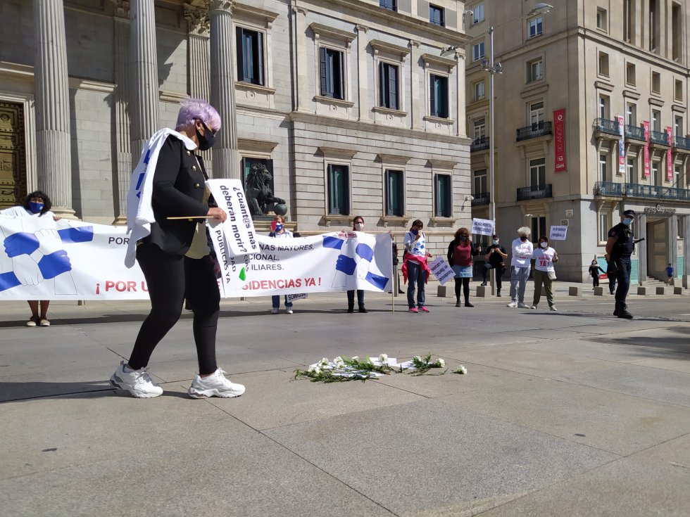 Se ha recordado a las cerca de 6000 víctimas del coronavirus en las residencias de la región frente al Congreso de los Diputados Se ha recordado a las cerca de 6000 víctimas del coronavirus en las residencias de la región frente al Congreso de los Diputados