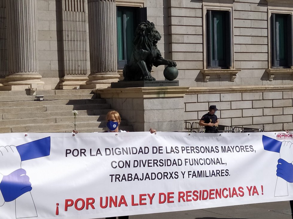 Las concentraciones contra la gestión pública de las residencias de ancianos se han repetido en otra decena de ciudades españolas Las concentraciones contra la gestión pública de las residencias de ancianos se han repetido en otra decena de ciudades españolas
