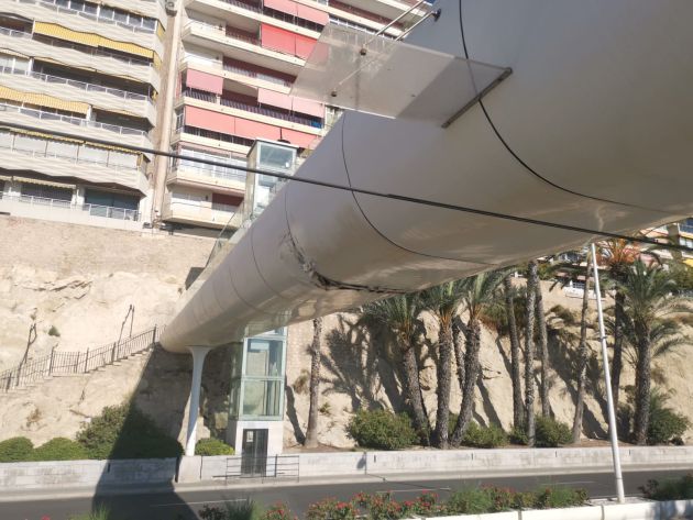 Boquete en la pasarela peatonal que conecta la playa del Postiguet y el barrio del Raval Roig Boquete en la pasarela peatonal que conecta la playa del Postiguet y el barrio del Raval Roig