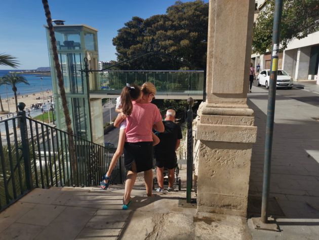 El ascensor que conecta la playa del Postiguet con el barrio del Raval Roig no estaba en funcionamiento El ascensor que conecta la playa del Postiguet con el barrio del Raval Roig no estaba en funcionamiento