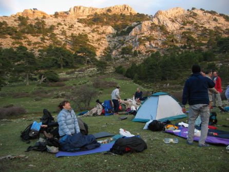Integrantes del club Llega como puedas preparan un vivac en plena montaña Integrantes del club Llega como puedas preparan un vivac en plena montaña