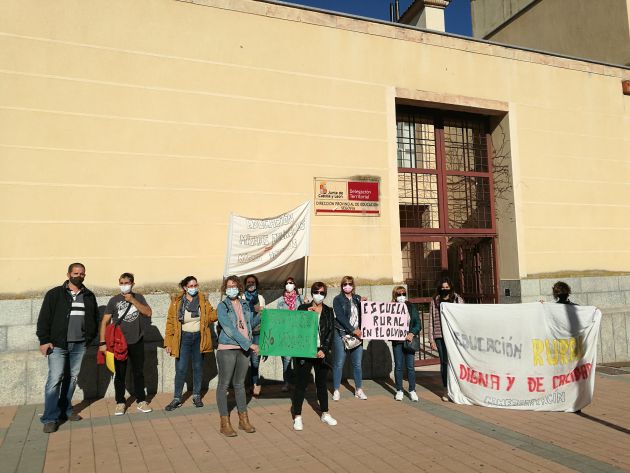 En la reunión mantenida de los padres con el responsable de Educación de la provincia, este les ha transmitido que no hay posibilidad de contar con un cuarto docente para el centro En la reunión mantenida de los padres con el responsable de Educación de la provincia, este les ha transmitido que no hay posibilidad de contar con un cuarto docente para el centro