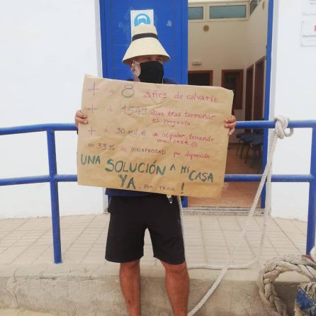 El vecino afectado, atado en la Oficina municipal de La Graciosa. El vecino afectado, atado en la Oficina municipal de La Graciosa.