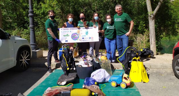 Equipo de voluntarios que colaboró en la limpieza del Júcar. Equipo de voluntarios que colaboró en la limpieza del Júcar.