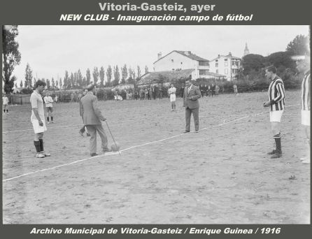 El alcalde efectuando el saque de honor El alcalde efectuando el saque de honor