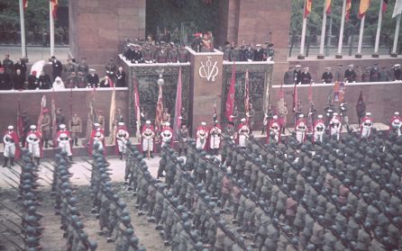 El general español Francisco Franco (1892-1975) en el centro de la tribuna durante el 'desfile de la victoria' en honor a sus fuerzas nacionalistas que derrotaron a los leales (o republicanos) en la Guerra Civil Española, Madrid, España, 19 de mayo de 1939. Franco está en el estrado (visto en la parte superior izquierda, con boina roja y saludando lejos de la cámara). (Foto de Hugo, Jaeger, Timepix. The LIFE Picture Collection a través de Getty Images) El general español Francisco Franco (1892-1975) en el centro de la tribuna durante el 'desfile de la victoria' en honor a sus fuerzas nacionalistas que derrotaron a los leales (o republicanos) en la Guerra Civil Española, Madrid, España, 19 de mayo de 1939. Franco está en el estrado (visto en la parte superior izquierda, con boina roja y saludando lejos de la cámara). (Foto de Hugo, Jaeger, Timepix. The LIFE Picture Collection a través de Getty Images)