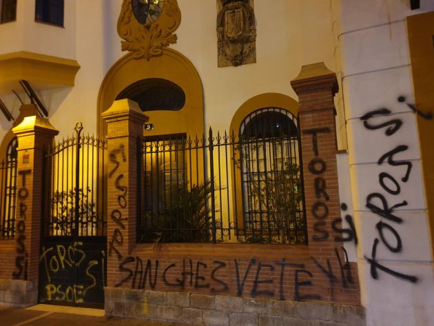 Sede del Psoe de Sevilla, en la calle Luis Montoto, con pintadas en la fachada Sede del Psoe de Sevilla, en la calle Luis Montoto, con pintadas en la fachada