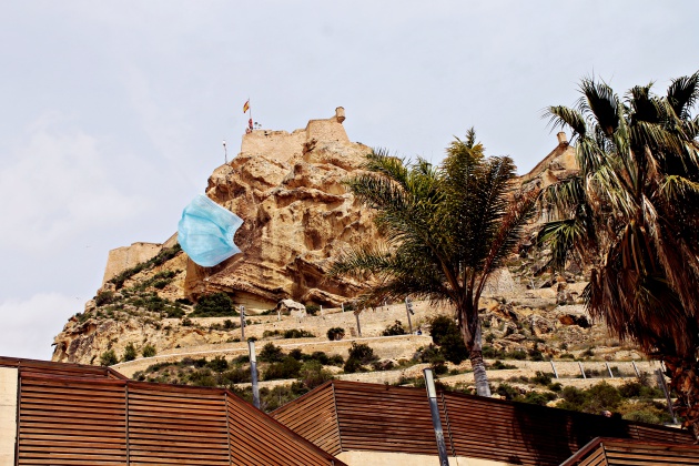 Fotomontaje de la "cara del moro" del Castillo de Santa Bárbara con una mascarilla sanitaria Fotomontaje de la "cara del moro" del Castillo de Santa Bárbara con una mascarilla sanitaria
