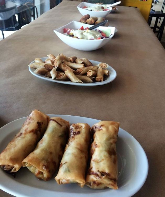 Rollitos de primavera, lumpias filipinas y ensaladas Rollitos de primavera, lumpias filipinas y ensaladas
