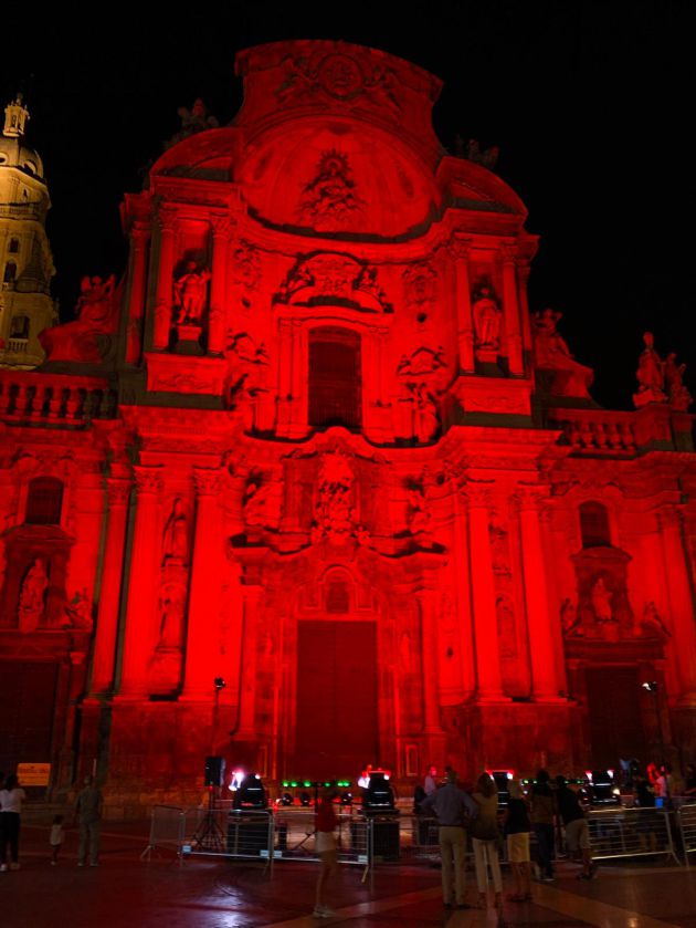La Catedral de Murcia, de rojo La Catedral de Murcia, de rojo