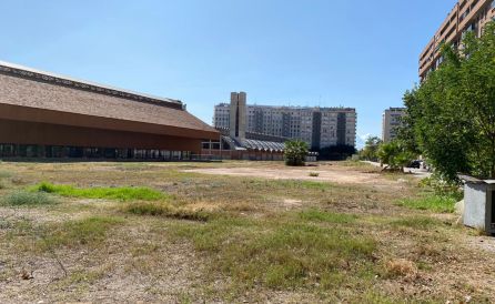 Retiran una valla metálica en el barrio de Penyarroja tras resultar herida una niña del barrio Retiran una valla metálica en el barrio de Penyarroja tras resultar herida una niña del barrio
