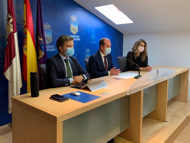 Equipo de gobierno (Teniente alcalde, alcalde y concejala de Hacienda) Equipo de gobierno (Teniente alcalde, alcalde y concejala de Hacienda)