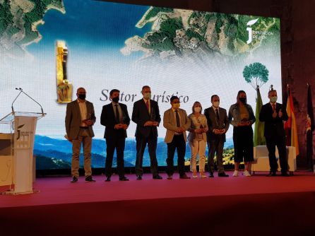 Momento del reconocimiento al gremio turístico provincial Momento del reconocimiento al gremio turístico provincial