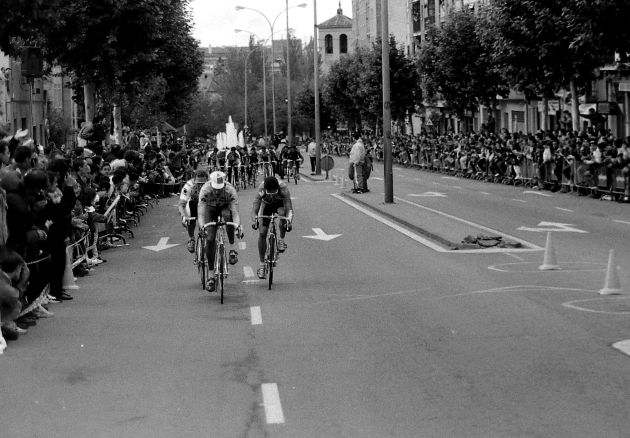 Imagen del Criterium ciclista por el Paseo de Conde Sepúlveda completamente abarrotado de público Imagen del Criterium ciclista por el Paseo de Conde Sepúlveda completamente abarrotado de público