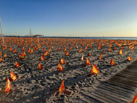 Llenan La Patacona con miles de banderas de España "en homenaje a los fallecidos por el coronavirus" Llenan La Patacona con miles de banderas de España "en homenaje a los fallecidos por el coronavirus"