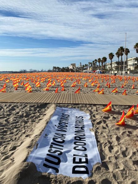 Llenan La Patacona con miles de banderas de España "en homenaje a los fallecidos por el coronavirus" Llenan La Patacona con miles de banderas de España "en homenaje a los fallecidos por el coronavirus"