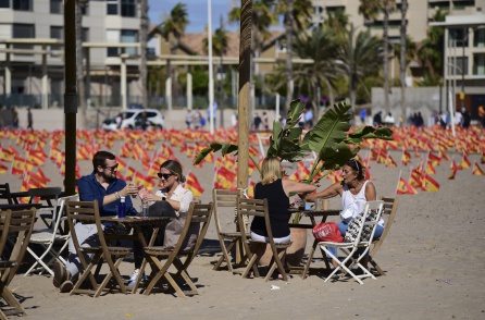 Varias personas disfrutan en la terraza de un bar en la Playa de la Patacona de Alboraia. Varias personas disfrutan en la terraza de un bar en la Playa de la Patacona de Alboraia.