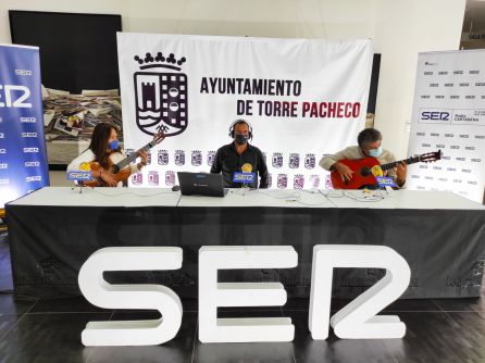 El guitarrista Antonio Fernández 'El Torero' y su nieto. El guitarrista Antonio Fernández 'El Torero' y su nieto.