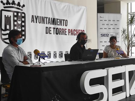 Mariano López, codirector de las excavaciones de la Sima de las Palomas y Yolanda Castaño, concejala de Festejos y Comercio del Ayuntamiento de Torre Pacheco. Mariano López, codirector de las excavaciones de la Sima de las Palomas y Yolanda Castaño, concejala de Festejos y Comercio del Ayuntamiento de Torre Pacheco.