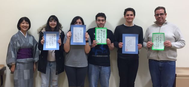Tamiko Nakamura (a la izquierda) junto a sus alumnos de japonés. Tamiko Nakamura (a la izquierda) junto a sus alumnos de japonés.