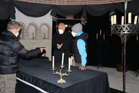 José Luis Moreno explica una escena en la iglesia de San Martín de Cuéllar José Luis Moreno explica una escena en la iglesia de San Martín de Cuéllar
