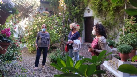 Chari, propietaria de Parras 6, enseña el patio dos visitantes Chari, propietaria de Parras 6, enseña el patio dos visitantes