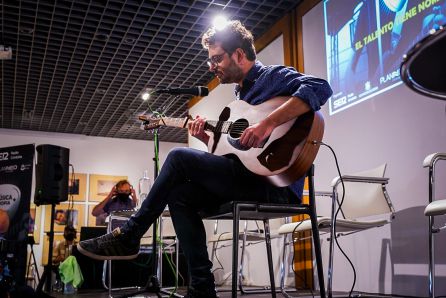 Mike Sun actuando en la Tertulia de Música Propia by Planneo Mike Sun actuando en la Tertulia de Música Propia by Planneo