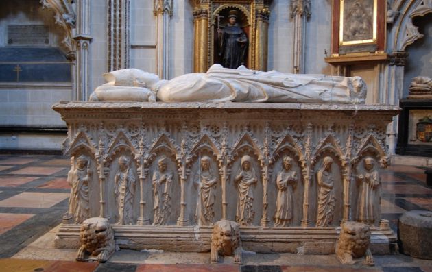 Sepulcro de Gil Álvarez de Albornoz en la capilla de San Ildefonso de la catedral de Toledo (España). Sepulcro de Gil Álvarez de Albornoz en la capilla de San Ildefonso de la catedral de Toledo (España).