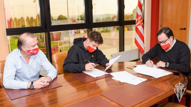 Nacho Méndez y Javier Fernández firman el nuevo contrato del luanquín ante la atenta mirada del director deportivo Javi Rico. Nacho Méndez y Javier Fernández firman el nuevo contrato del luanquín ante la atenta mirada del director deportivo Javi Rico.