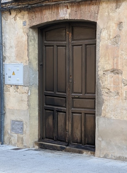 La puerta de madera ha quedado dañada por el fuego antes de apagarse sin lograr a penetrar dentro de la vivienda La puerta de madera ha quedado dañada por el fuego antes de apagarse sin lograr a penetrar dentro de la vivienda