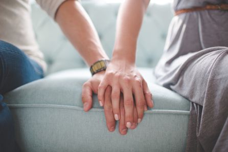 Dos personas se dan la mano Dos personas se dan la mano