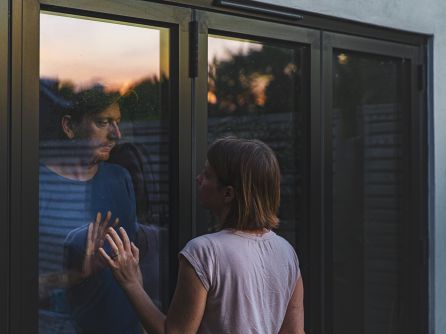 Una 'barrera de cristal' entre dos personas Una 'barrera de cristal' entre dos personas