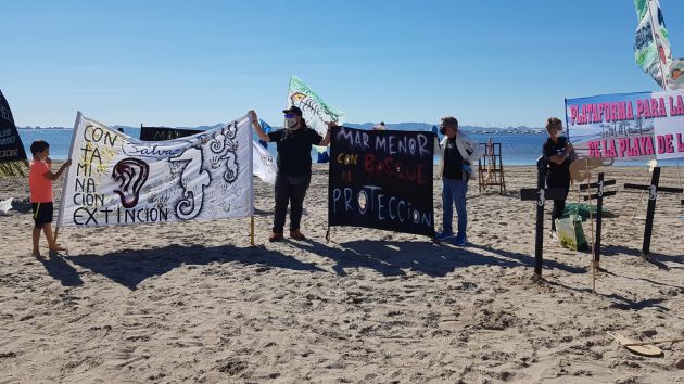Vecinos y ecologistas claman en defensa del Mar Menor, en el primer aniversario de la anoxia Vecinos y ecologistas claman en defensa del Mar Menor, en el primer aniversario de la anoxia
