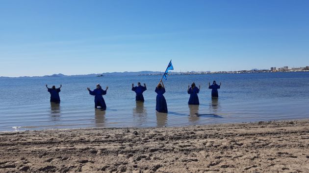 Vecinos y ecologistas claman en defensa del Mar Menor, en el primer aniversario de la anoxia Vecinos y ecologistas claman en defensa del Mar Menor, en el primer aniversario de la anoxia