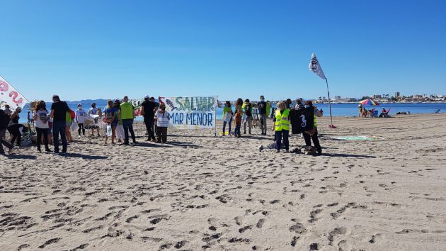 Vecinos y ecologistas claman en defensa del Mar Menor, en el primer aniversario de la anoxia Vecinos y ecologistas claman en defensa del Mar Menor, en el primer aniversario de la anoxia