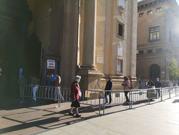Filas y distancia de seguridad para entrar a la Basílica del Pilar Filas y distancia de seguridad para entrar a la Basílica del Pilar
